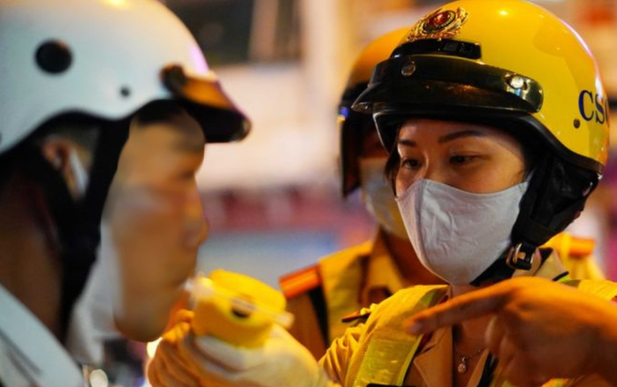 Lực lượng CSGT kiểm tra nồng độ cồn. Ảnh- Cục CSGT