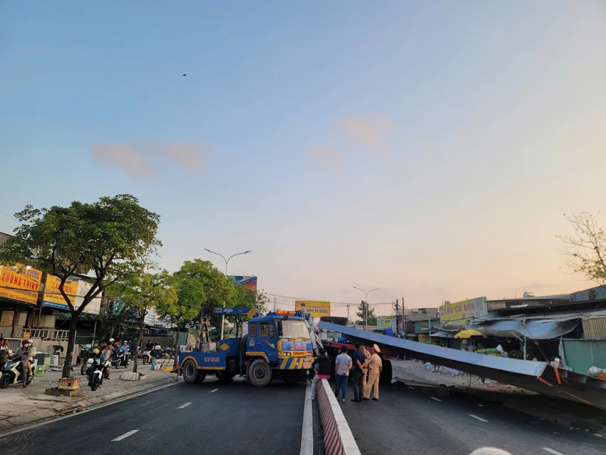 Lực lượng chức năng phong tỏa, xử lý hiện trường vụ tai nạn. Ảnh- H.TÂM