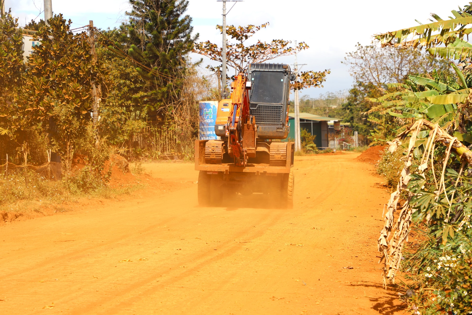 Mỗi khi phương tiện lưu thông trên tuyến đường đất đỏ nối thôn Đắk Kual 5 với khu vực Sình Tre, bụi lại bay mù mịt