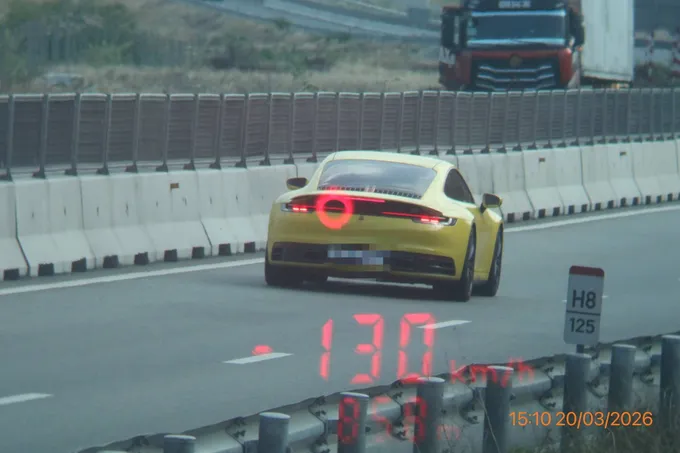 Một phương tiện chạy với tốc độ 130km:giờ trên đường cao tốc Cam Lâm - Vĩnh Hảo. Ảnh- Cục CSGT