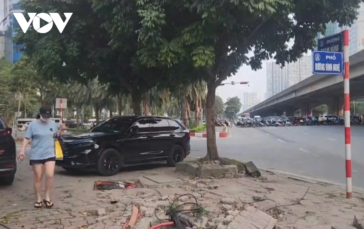 Người đi bộ trên vỉa hè bong tróc không đảm bảo an toàn