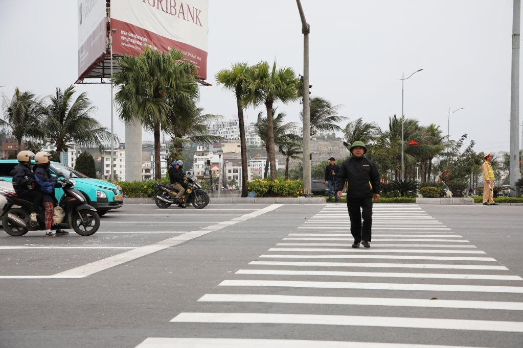 Người đi bộ yên tâm khi đi bộ qua đường, kể cả trong giờ cao điểm.