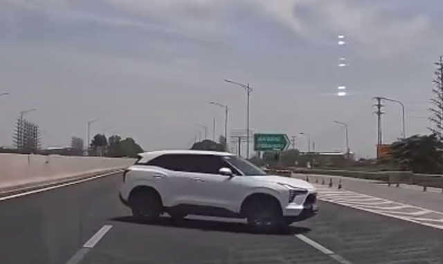 Người đi ngược chiều có thể bị phạt tiền tới 40 triệu đồng, trừ điểm giấy phép lái xe, đặc biệt nghiêm trọng khi gây tai nạn hoặc đi trên cao tốc.