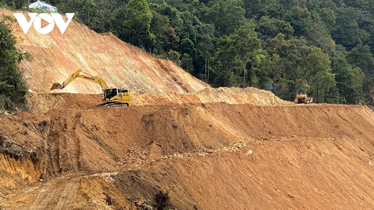 Nhà thầu trên công trường dự án Hầm đường bộ Hoàng Liên đang nỗ lực thi công để đảm bảo tiến độ