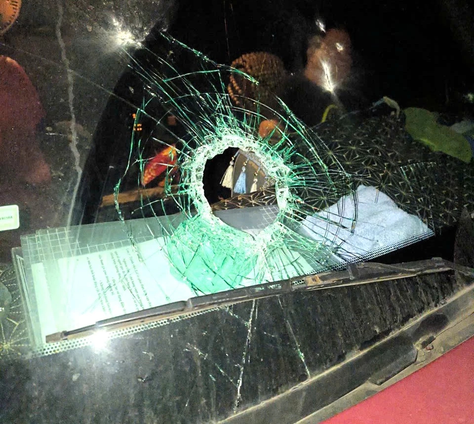 Nhiều ô tô vỡ kính chắn gió vì bị ném đá