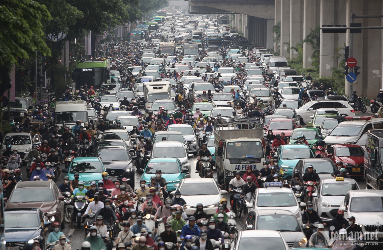 Nhiều tuyến đường Hà Nội được mở rộng nhưng do lượng phương tiện cá nhân tăng nhanh nên chỉ sau một thời gian lại ùn tắc