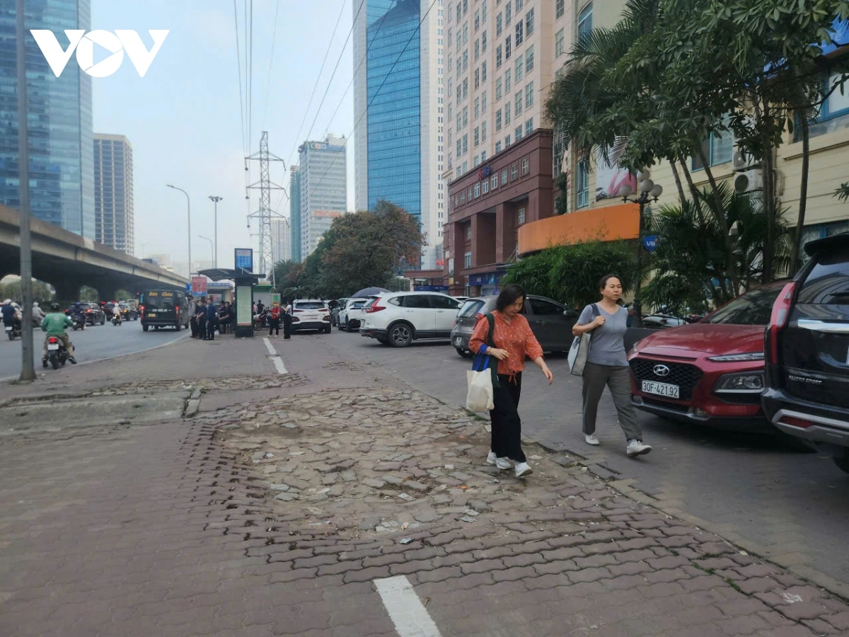 Nhiều tuyến vỉa hè Hà Nội hư hỏng nặng, cần sớm sửa chữa