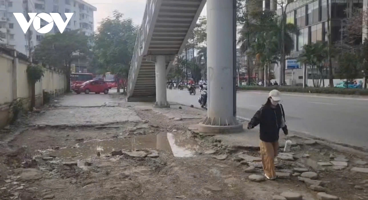 Nhiều tuyến vỉa hè đang bị bong tróc, sụt lún nghiêm trọng, tiềm ẩn nguy cơ tai nạn, người dân kiến nghị sớm cải tạo, sửa chữa