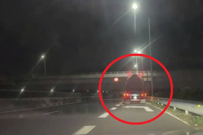 Nhiều xe dừng đỗ trên cao tốc vào ban đêm, tiềm ẩn nguy cơ cao xảy ra tai nạn.