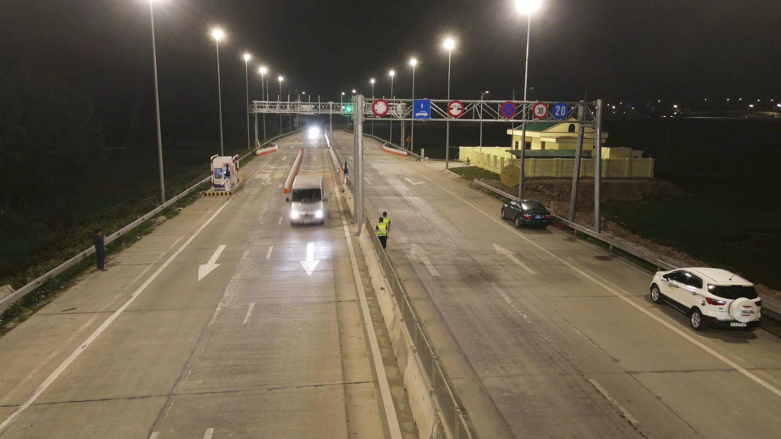 Những xe đầu tiên qua trạm thu phí tại nút giao Quỳnh Mỹ và Quỳnh Vinh, tỉnh Nghệ An