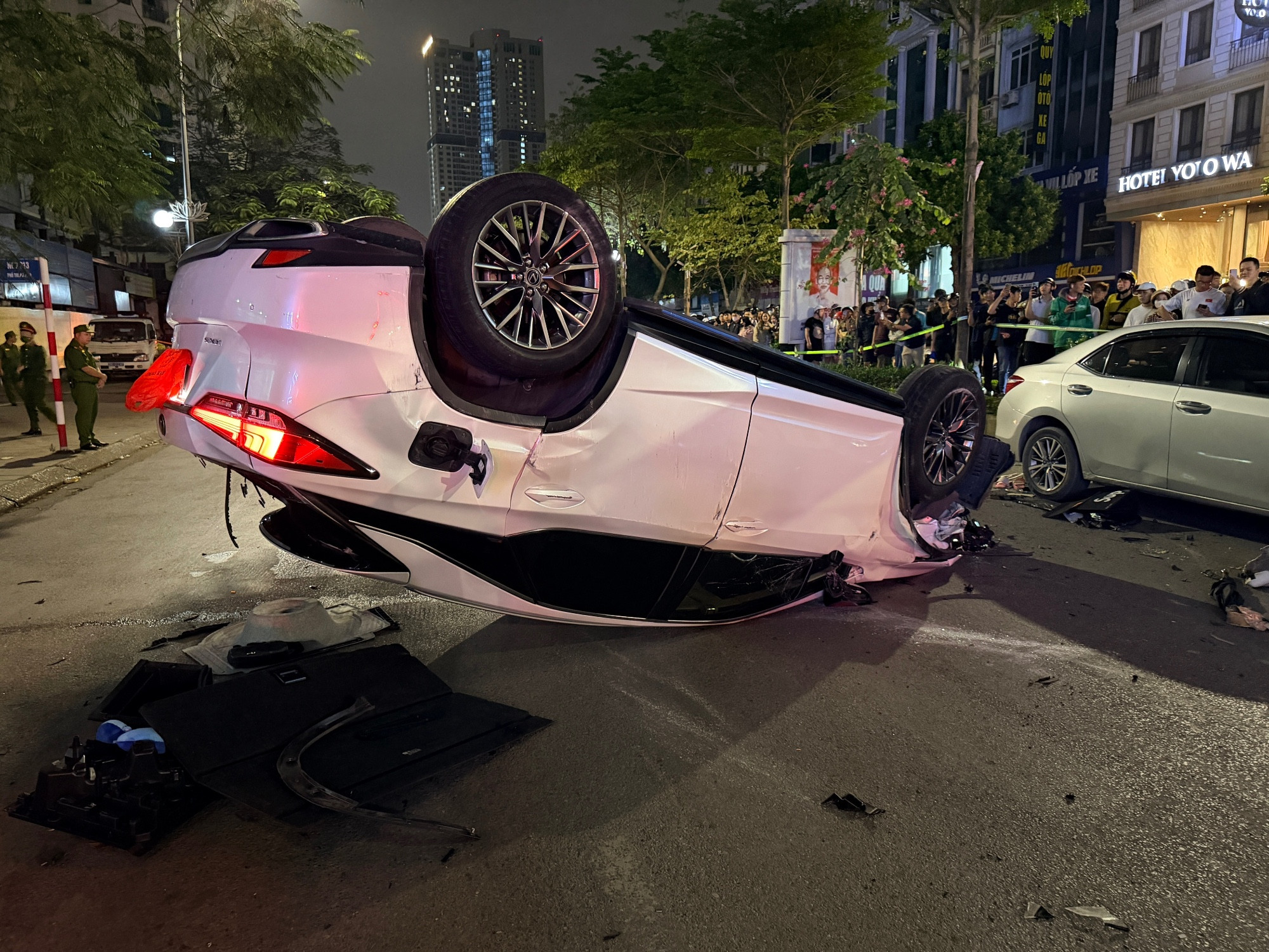 Ô tô Lexus RX350 lật ngửa sau khi tông vào loạt xe.