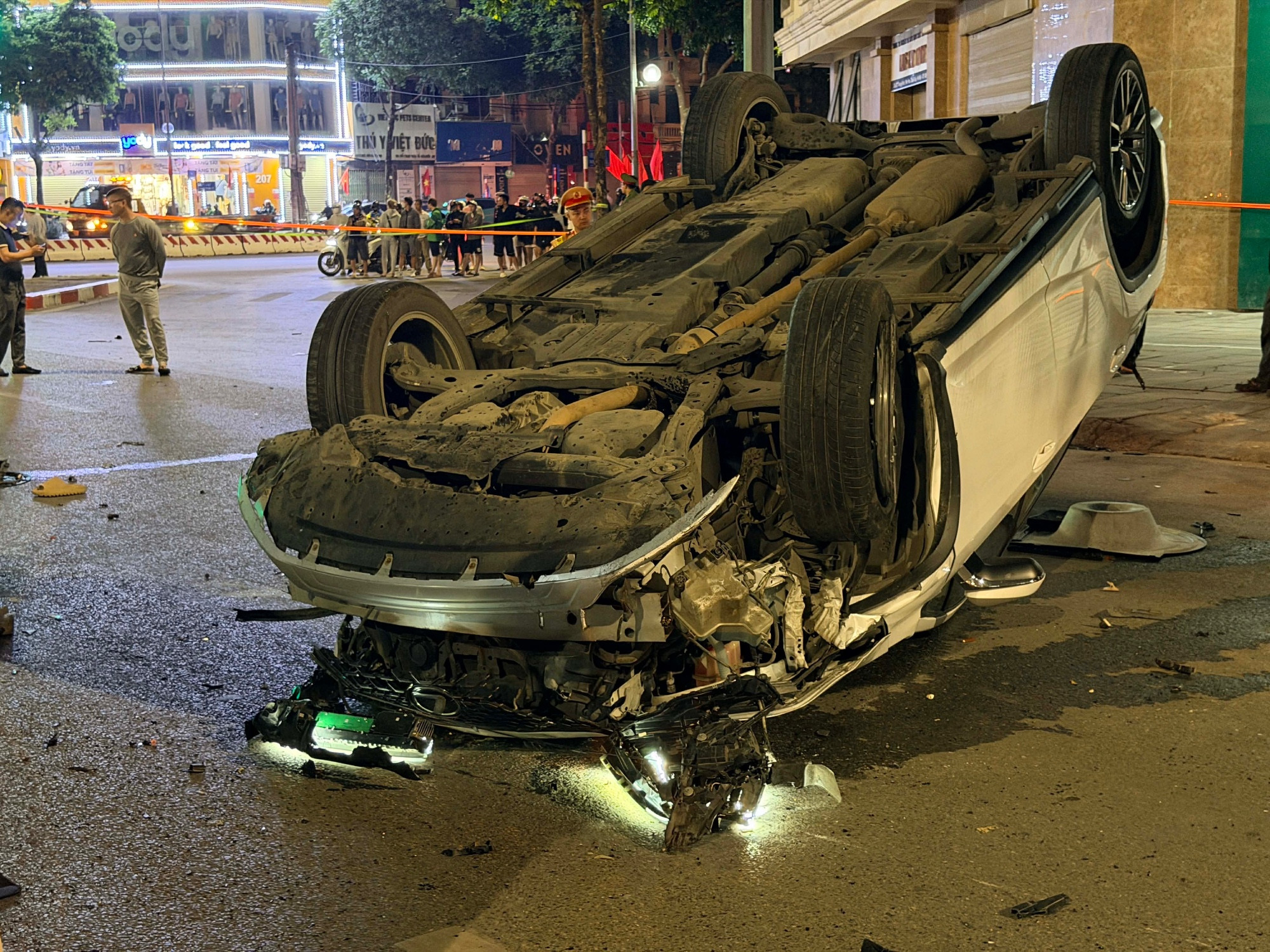 Ô tô Lexus hư hỏng nặng