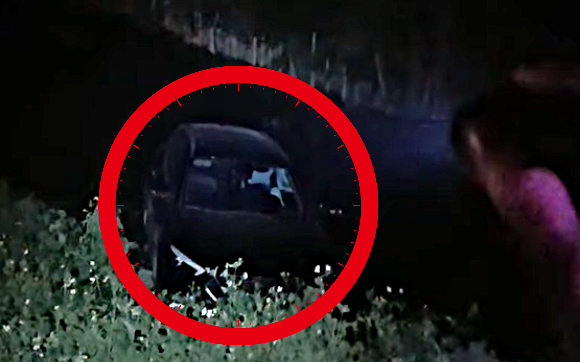 Ô tô bị tàu hỏa tông văng xuống mương khi qua đường ngang không gác chắn tại Hà Nội.