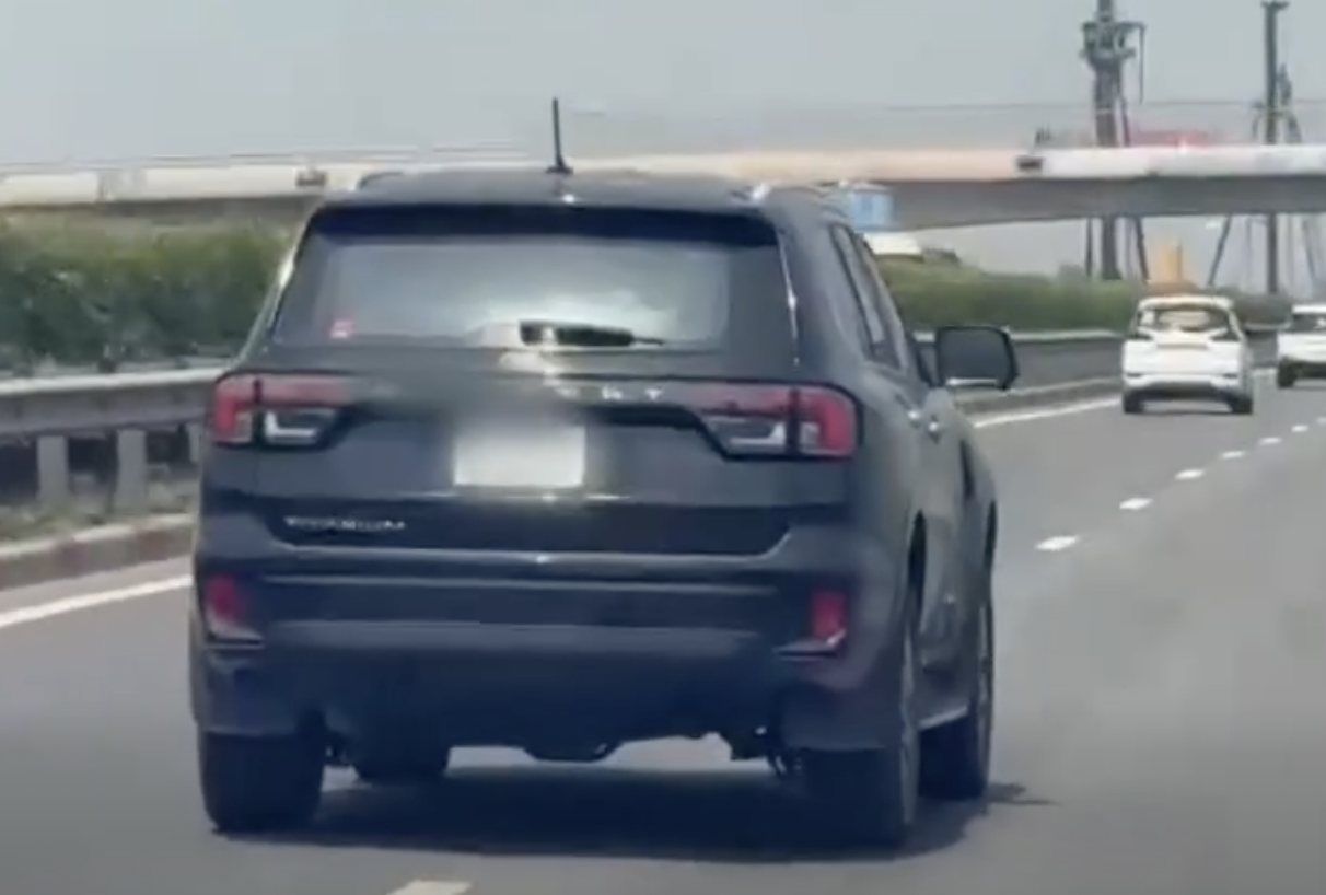 Ô tô chuyển làn nhưng không xi-nhan trên cao tốc TPHCM - Long Thành - Dầu Giây.