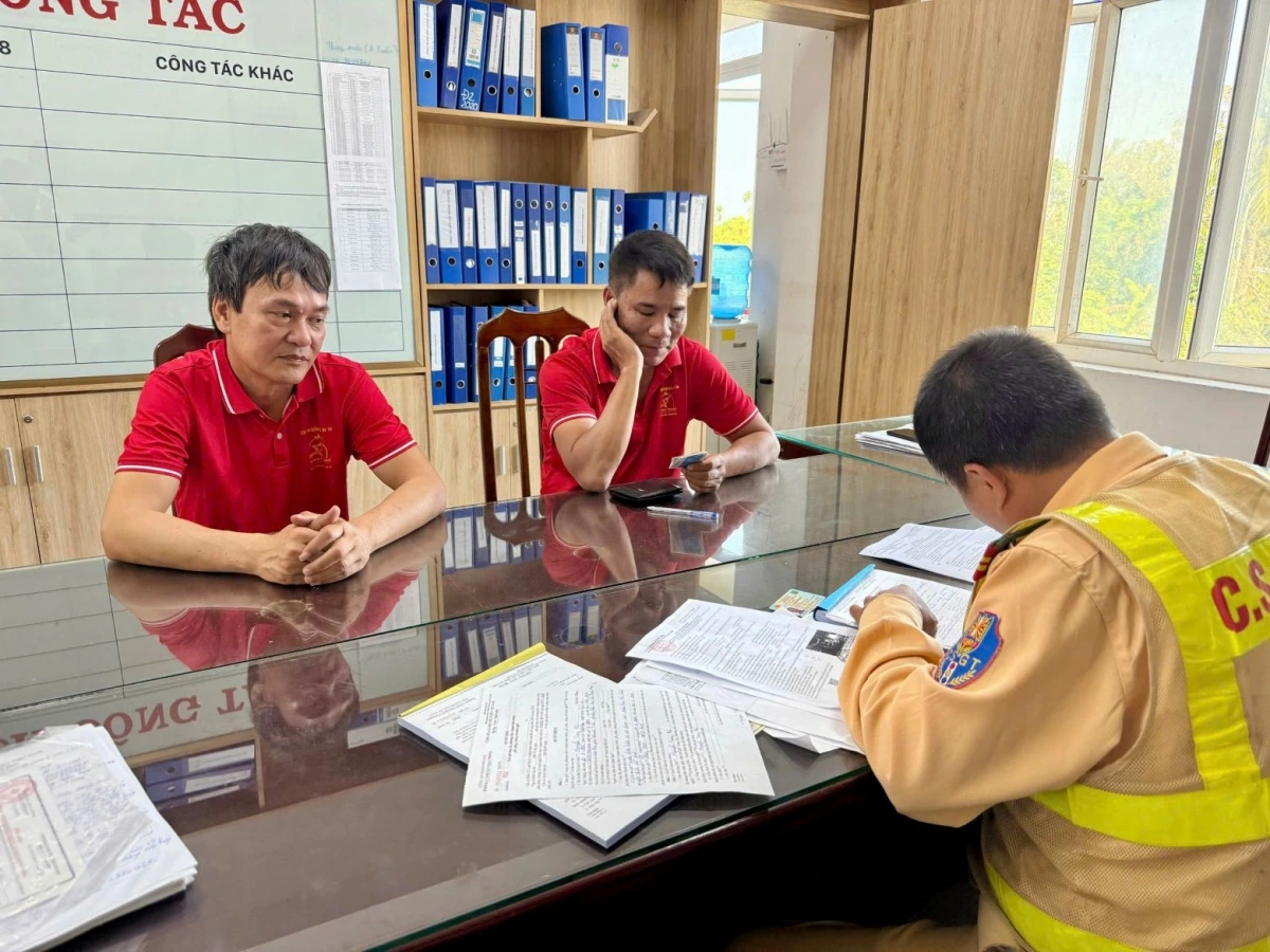 Phòng Cảnh sát Giao thông Công an thành phố Huế đã lập biên bản, xử lý xe vi phạm