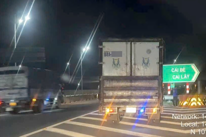 Phương tiện dừng đỗ trái quy định trên cao tốc bị CSGT phát hiện.