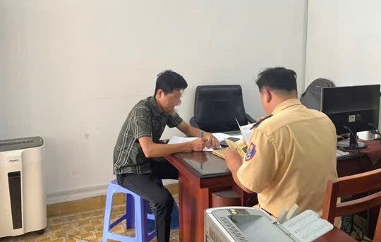 Tài xế mở cửa ô tô bất cẩn bị xử phạt