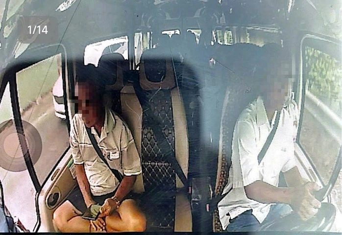 Tài xế sử dụng điện thoại khi đang lái xe