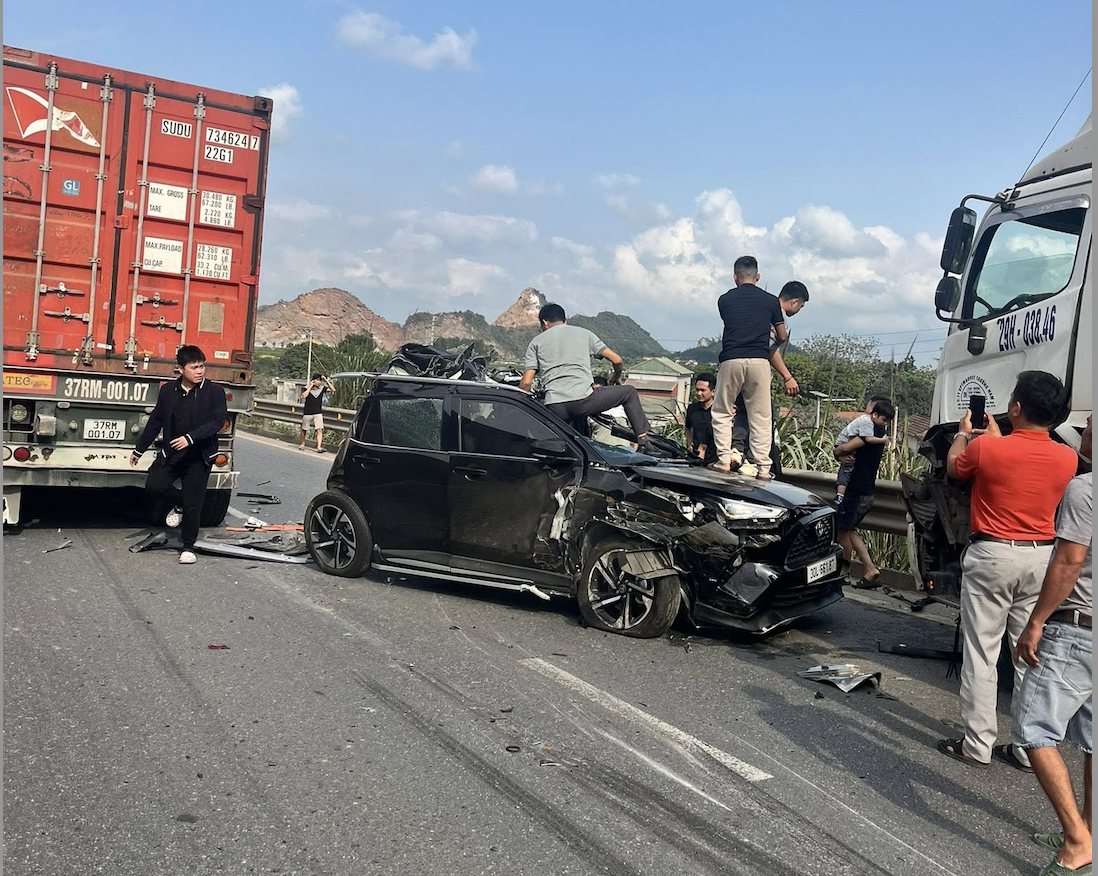 Tài xế thoát chết trong chiếc xe bị vò nát.