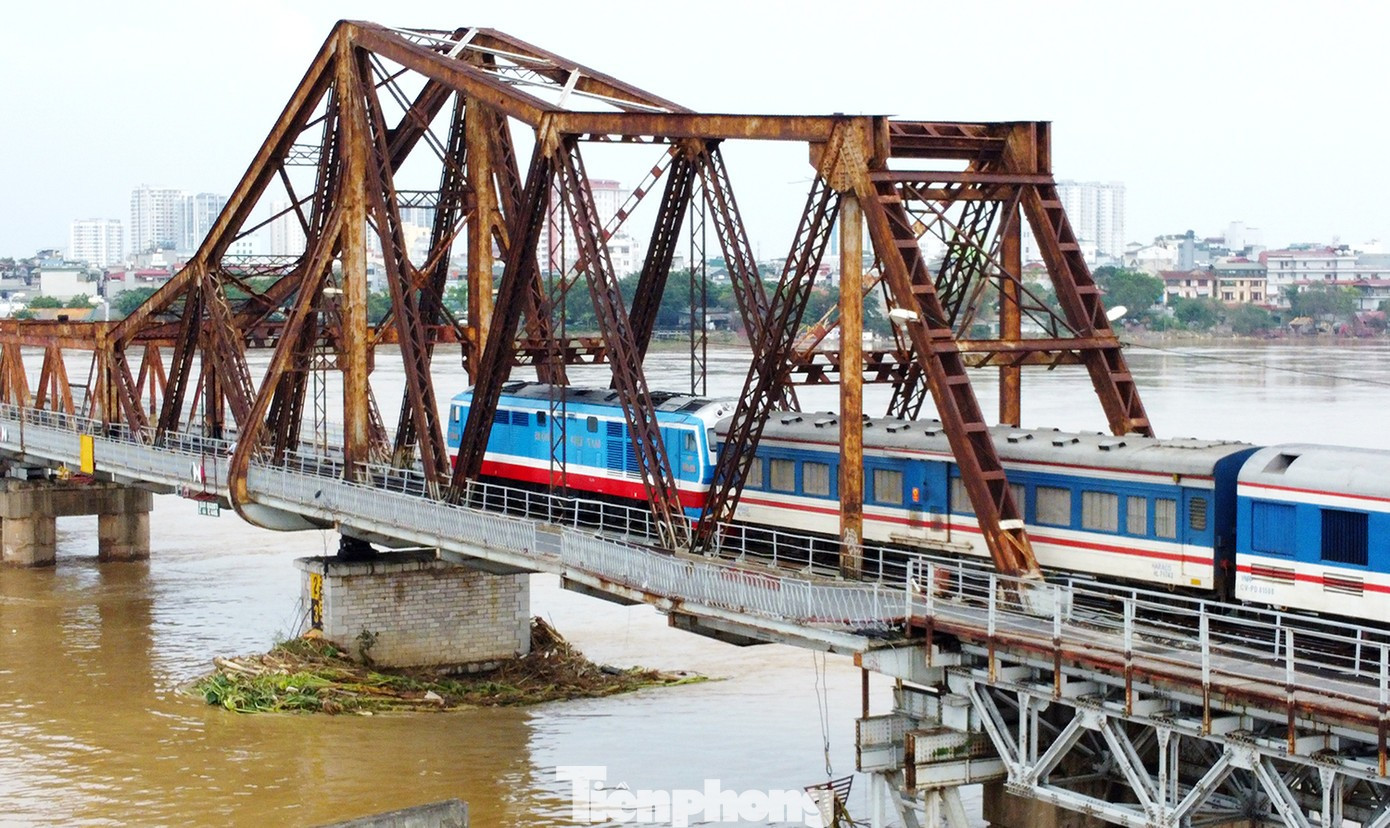 Tàu khách chạy qua cầu Long Biên