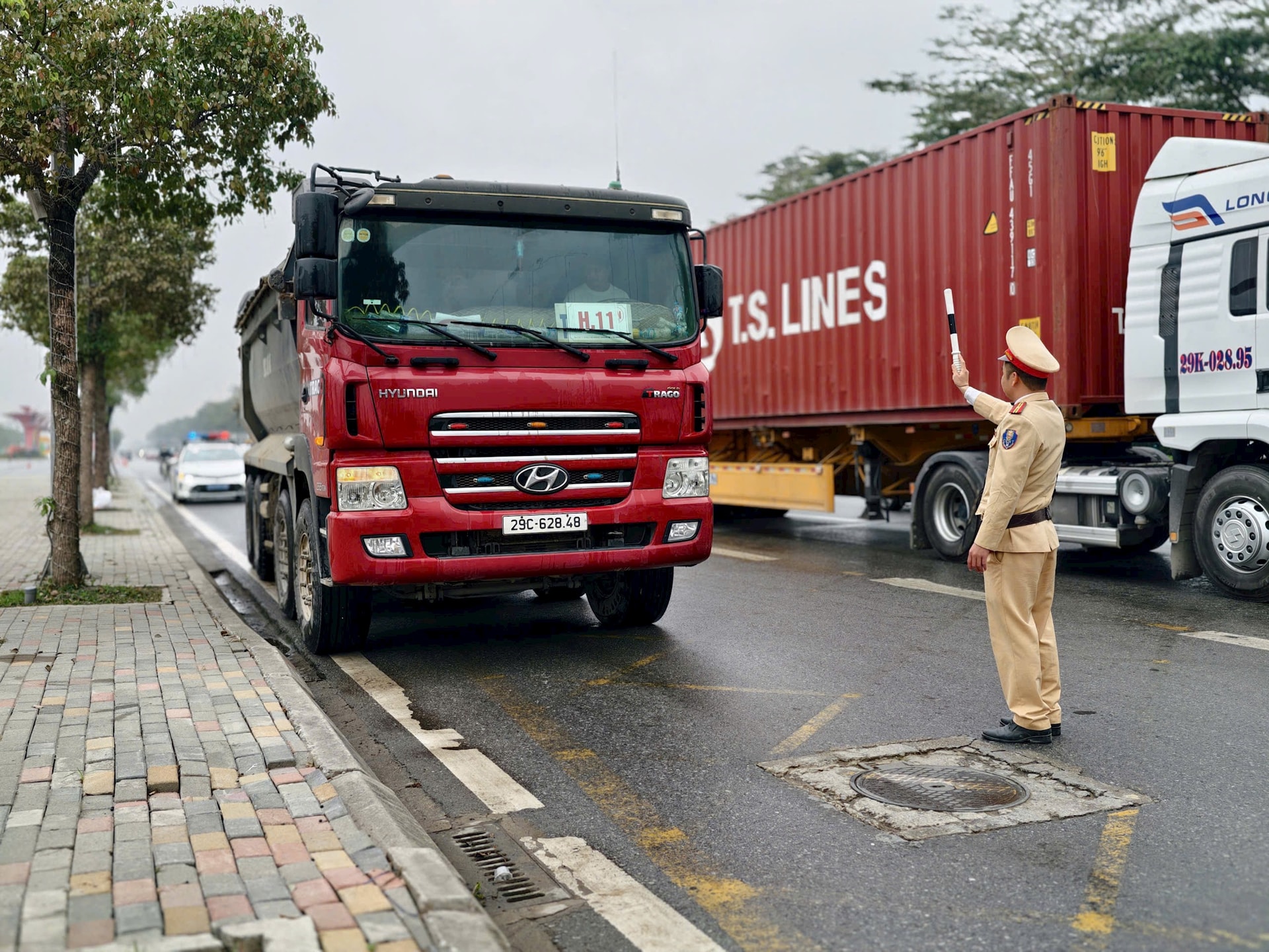 Thời gian gần đây, tình hình TTATGT có chiều hướng diễn biến phức tạp do xe tải gây ra.