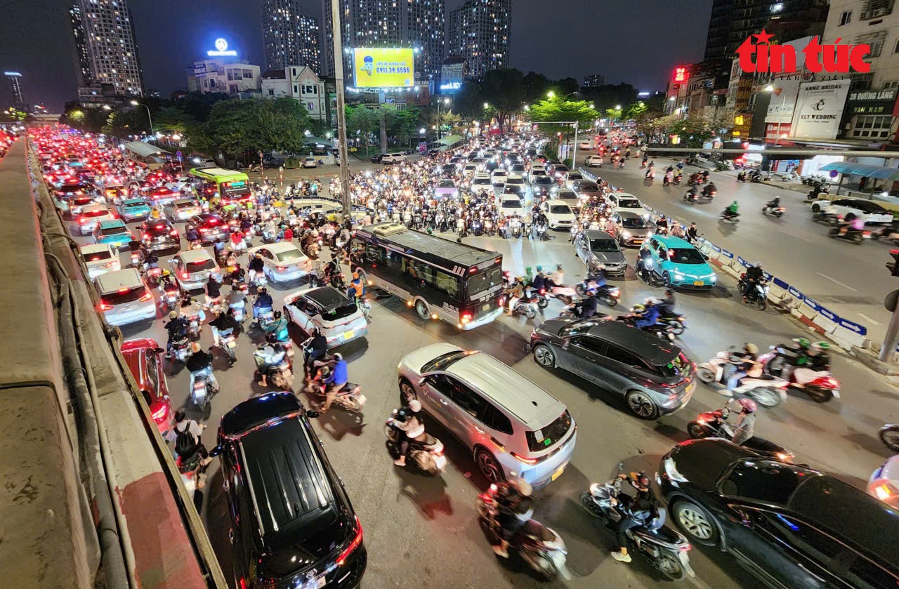 Tối 18:3, hàng loạt tuyến phố đổ về đường Nguyễn Trãi hướng Hà Đông bị ùn tắc nghiêm trọng