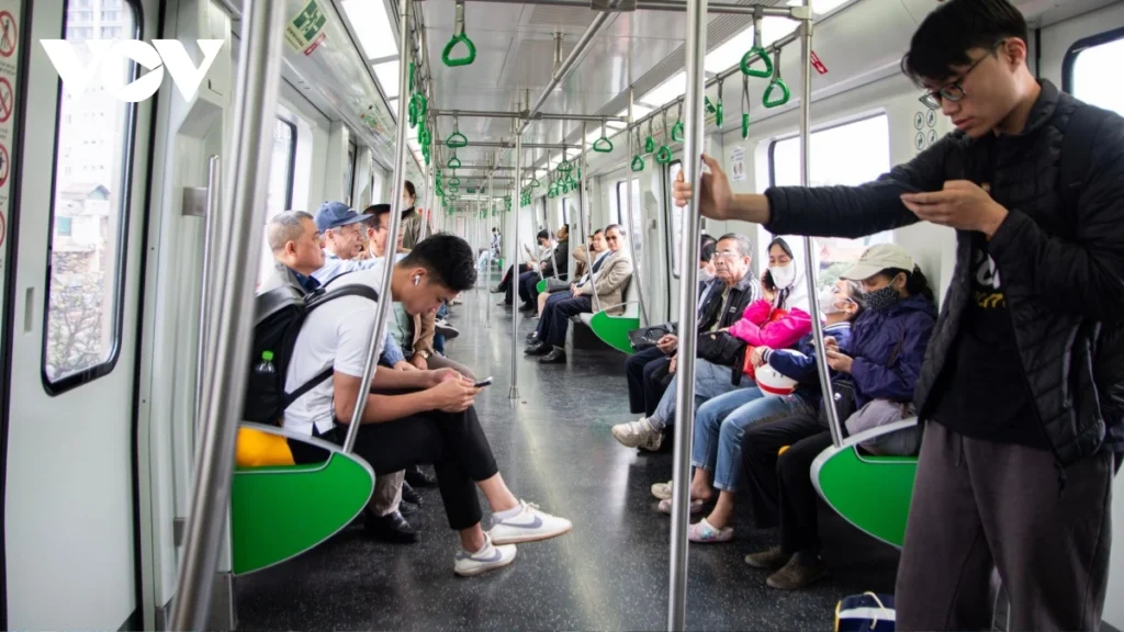 Trong ngày 9/3 có tới 45.575 lượt khách đi trên tuyến tàu điện Cát Linh - Hà Đông; 30.983 lượt khách đi lại trên tuyến Nhổn - Ga Hà Nội.