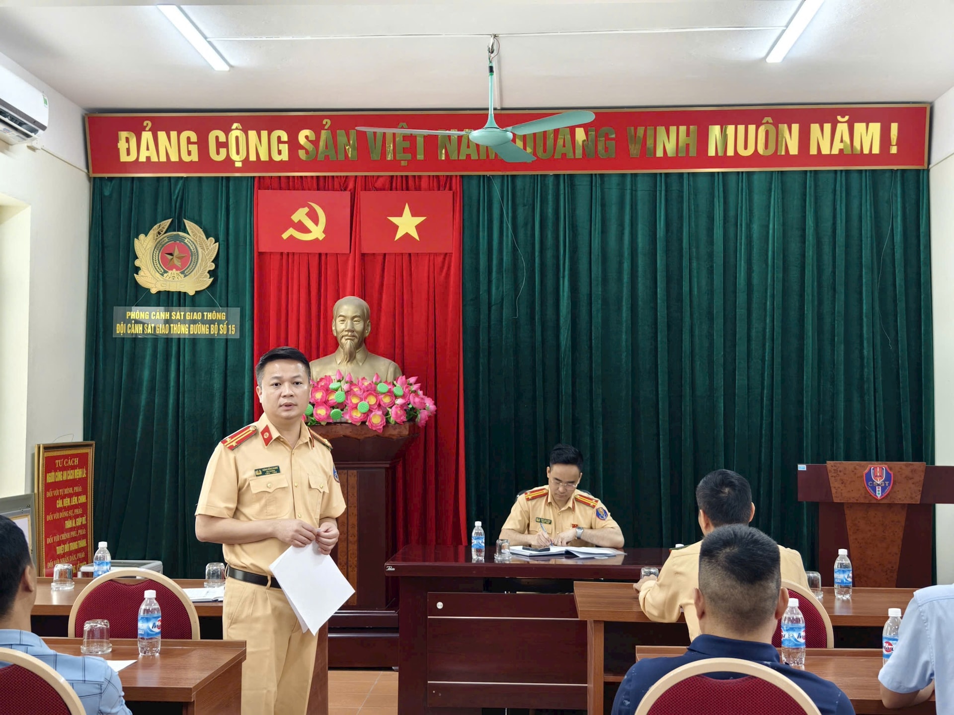 Trung tá Đặng Hồng Giang, Đội trưởng Đội CSGT đường bộ số 15 đối thoại với doanh nghiệp vận tải trên địa bàn.