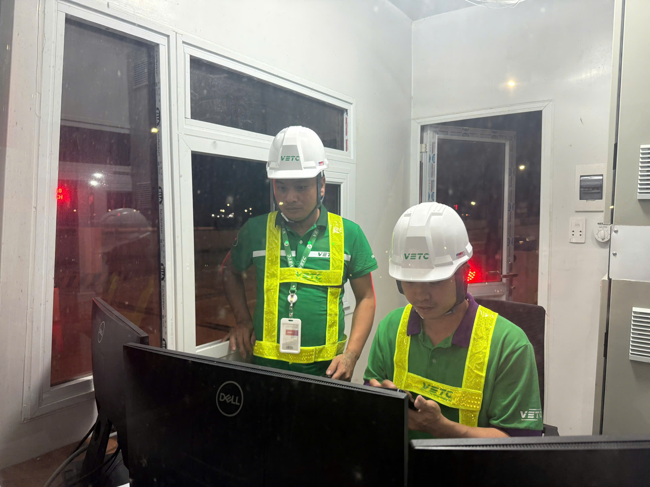 Trước đó, các nhân viên VETC kiểm tra lại hệ thống điều khiển, đảm bảo trơn tru khi chính thức vận hành