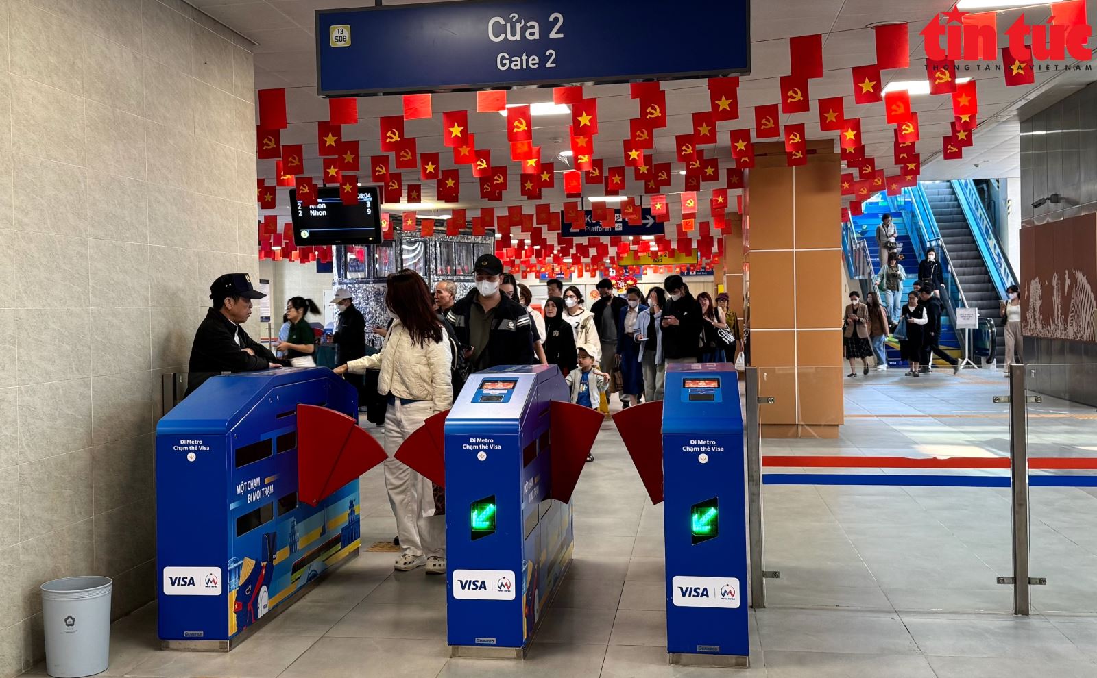 Từ khi xăng, dầu tăng giá, nhiều người chuyển từ phương tiện cá nhân sang di chuyển bằng tàu điện