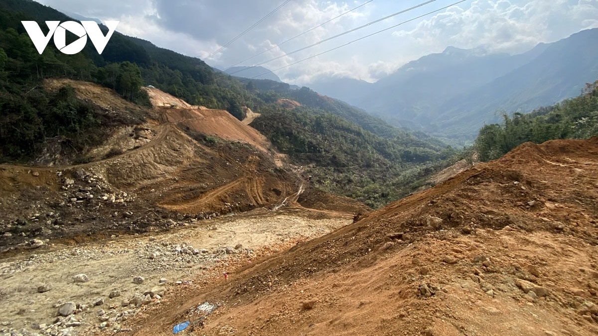 Tuyến đường dẫn đang dần được hình thành, sắn sàng cho bước mở cửa hầm và thi công các hạng mục chính