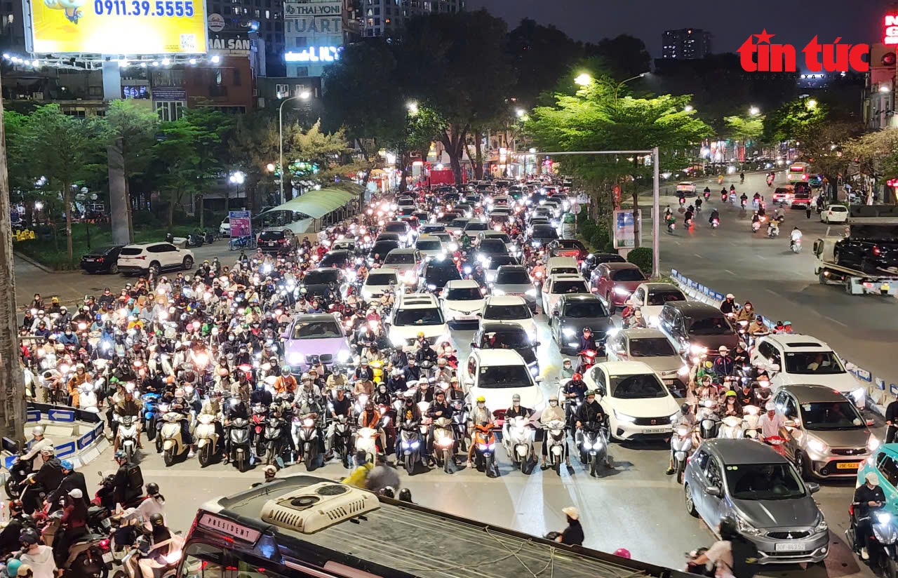 Vào ngày thường, khu vực xung quanh Ngã Tư Sở vốn là điểm đen ùn tắc giao thông của TP Hà Nội từ nhiều năm qua