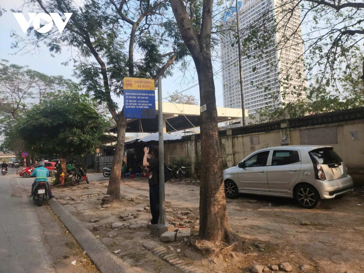 Vỉa hè đường Nguyễn Hoàng cạnh Bến xe Mỹ Đình phường Từ Liêm