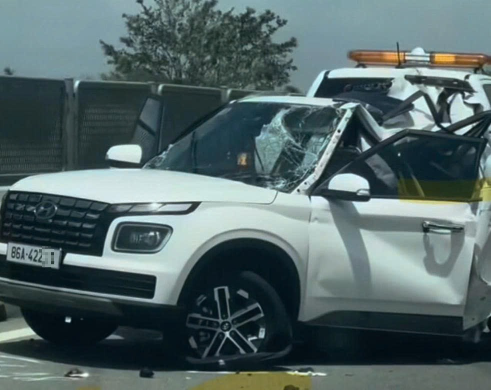 Xe con dừng đỗ trên cao tốc Cam Lâm - Vĩnh Hảo bị ô tô tải tông khiến hai người tử vong ngày 14/3.