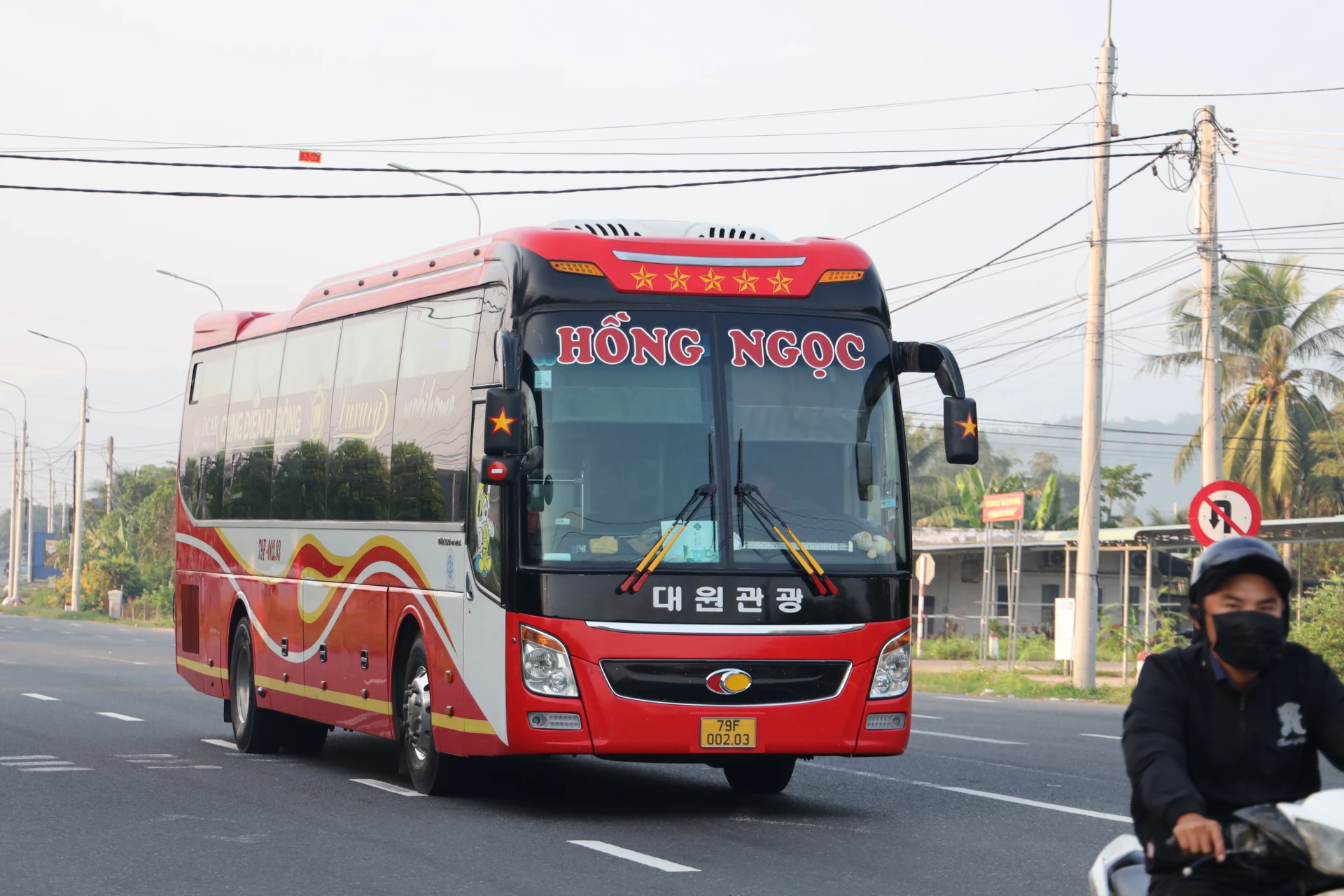 Xe khách chạy trên Quốc lộ 1 đi qua địa bàn tỉnh.