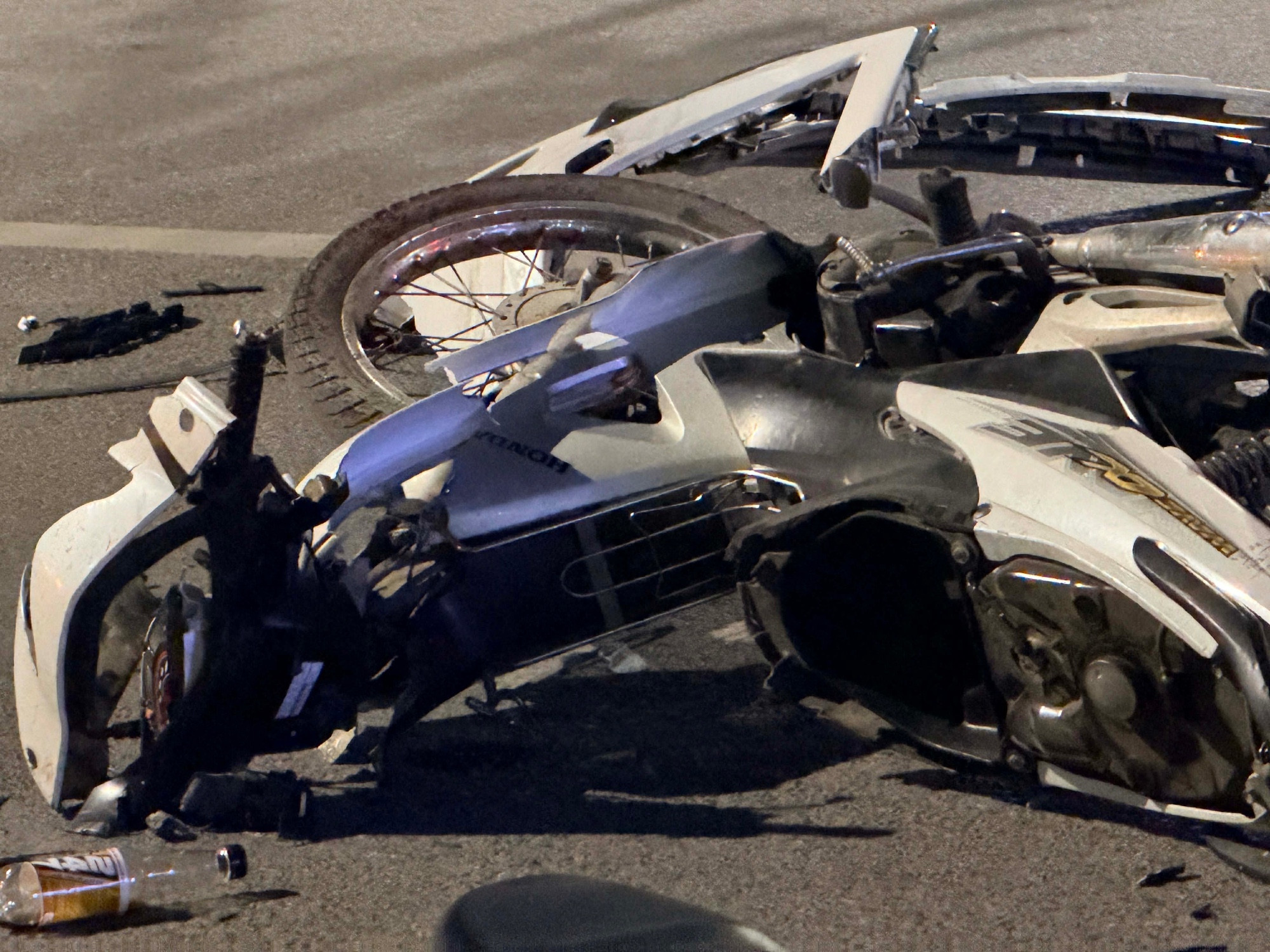 Xe máy vỡ nát sau cú đâm.