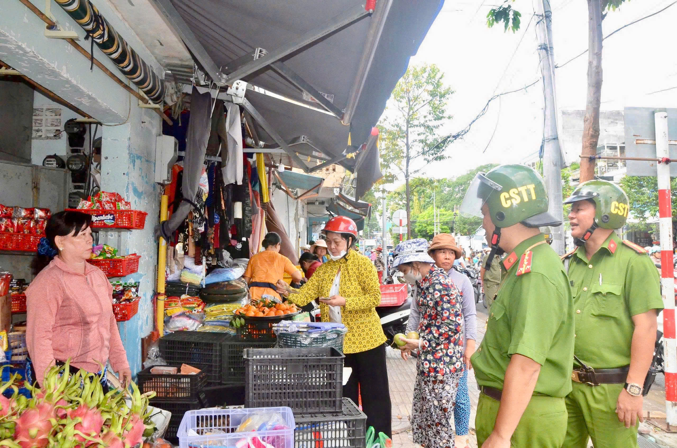 Công an phường Vũng Tàu, TP HCM ra quân bảo đảm trật tự đô thị khu vực chợ Bến Đình