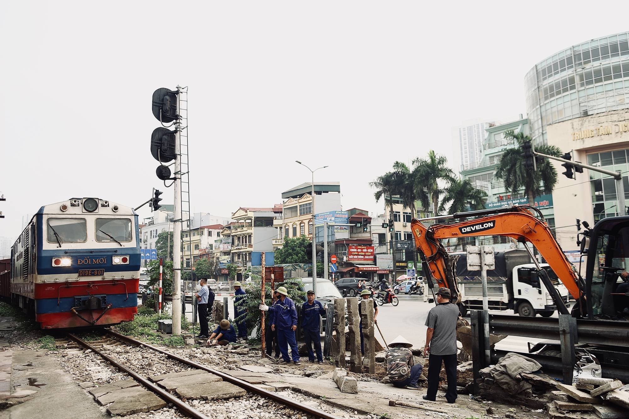 Không chỉ tiềm ẩn nguy cơ tai nạn nghiêm trọng, việc tự mở lối đi qua đường sắt còn có thể bị phạt tối đa 40 triệu đồng theo Nghị định 81:2026:NĐ-CP.