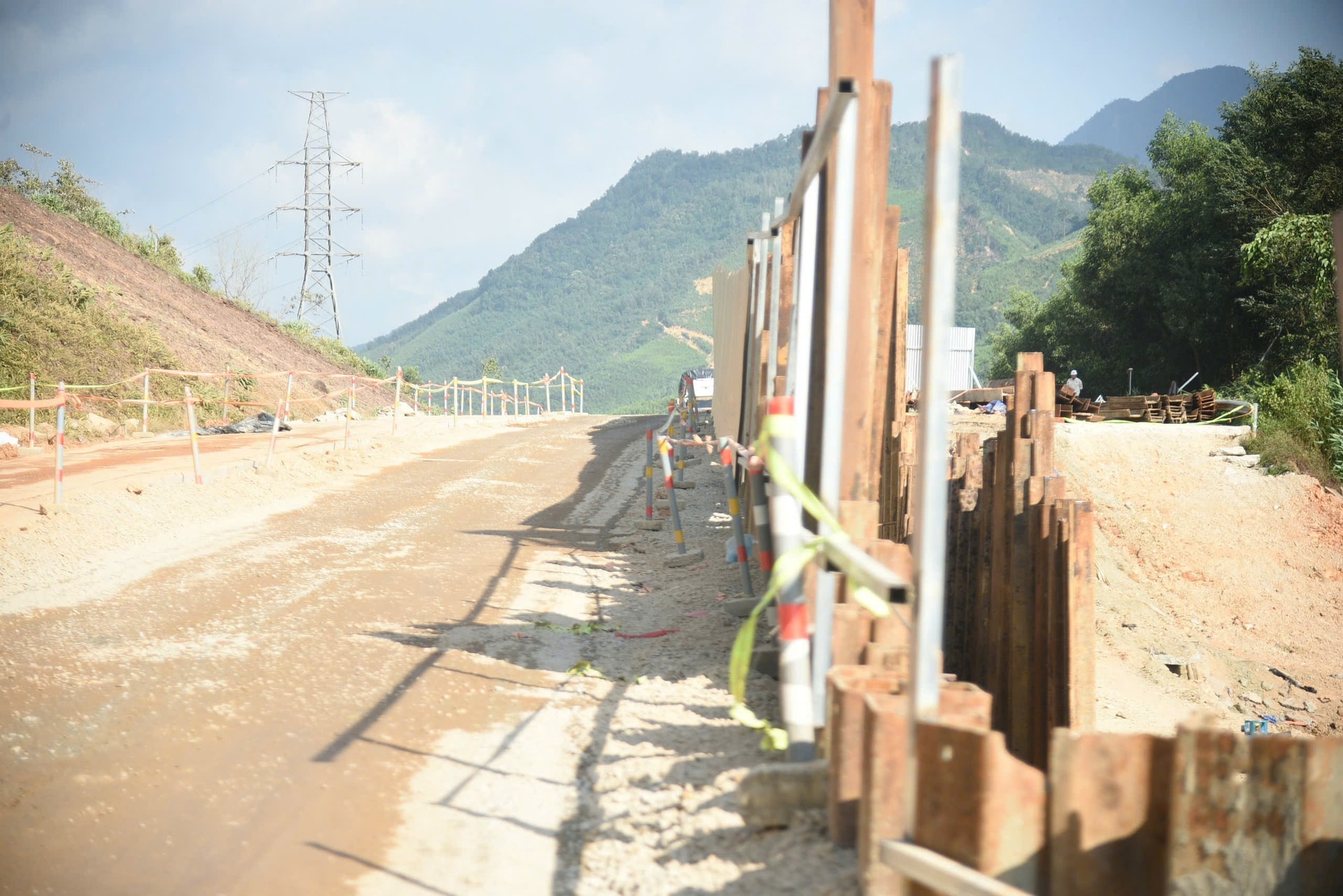 Khu vực sạt trượt ở vị trí Km50+700 được đóng cọc, ổn định nền đường cho các phương tiện lưu thông tạm.