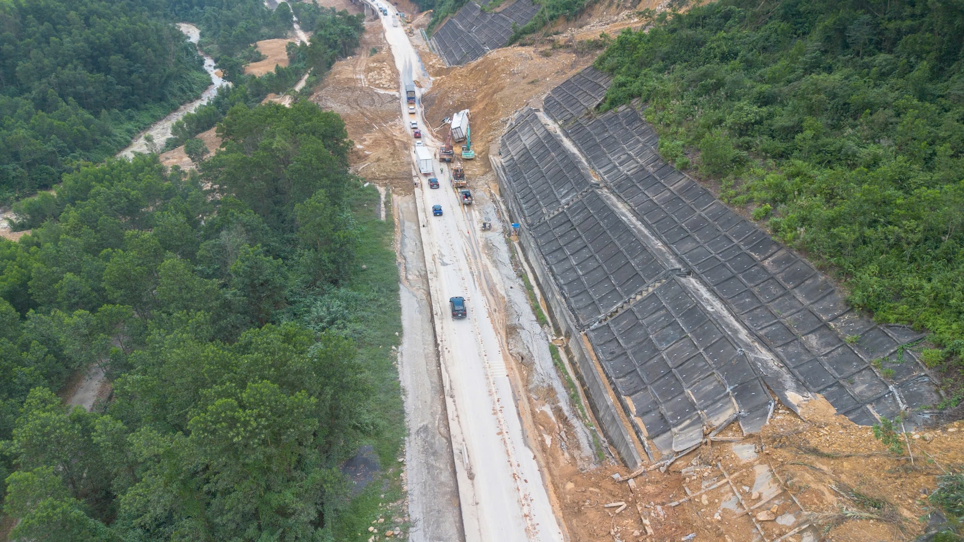 Tiếp tục cấm xe khách, xe tải lớn qua cao tốc La Sơn - Hòa Liên.