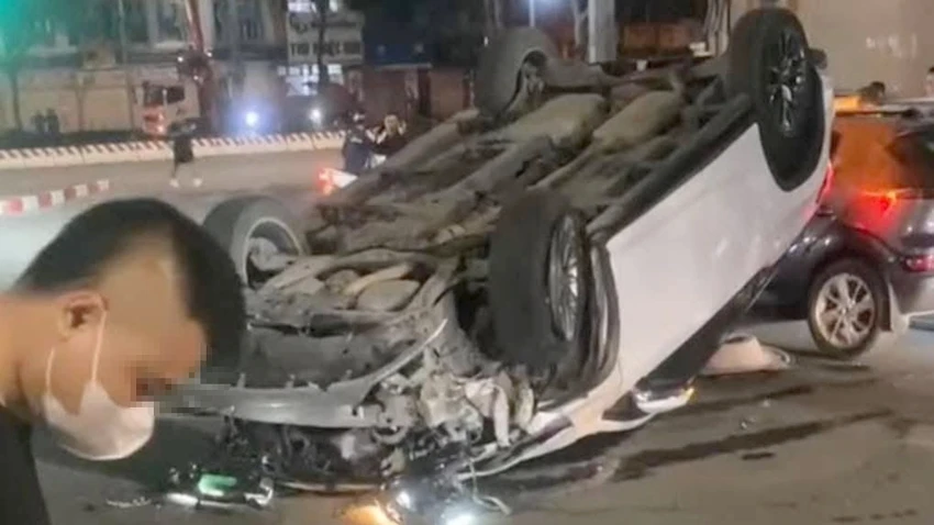 Xe Lexus RX350 lật ngửa sau khi tai nạn liên hoàn