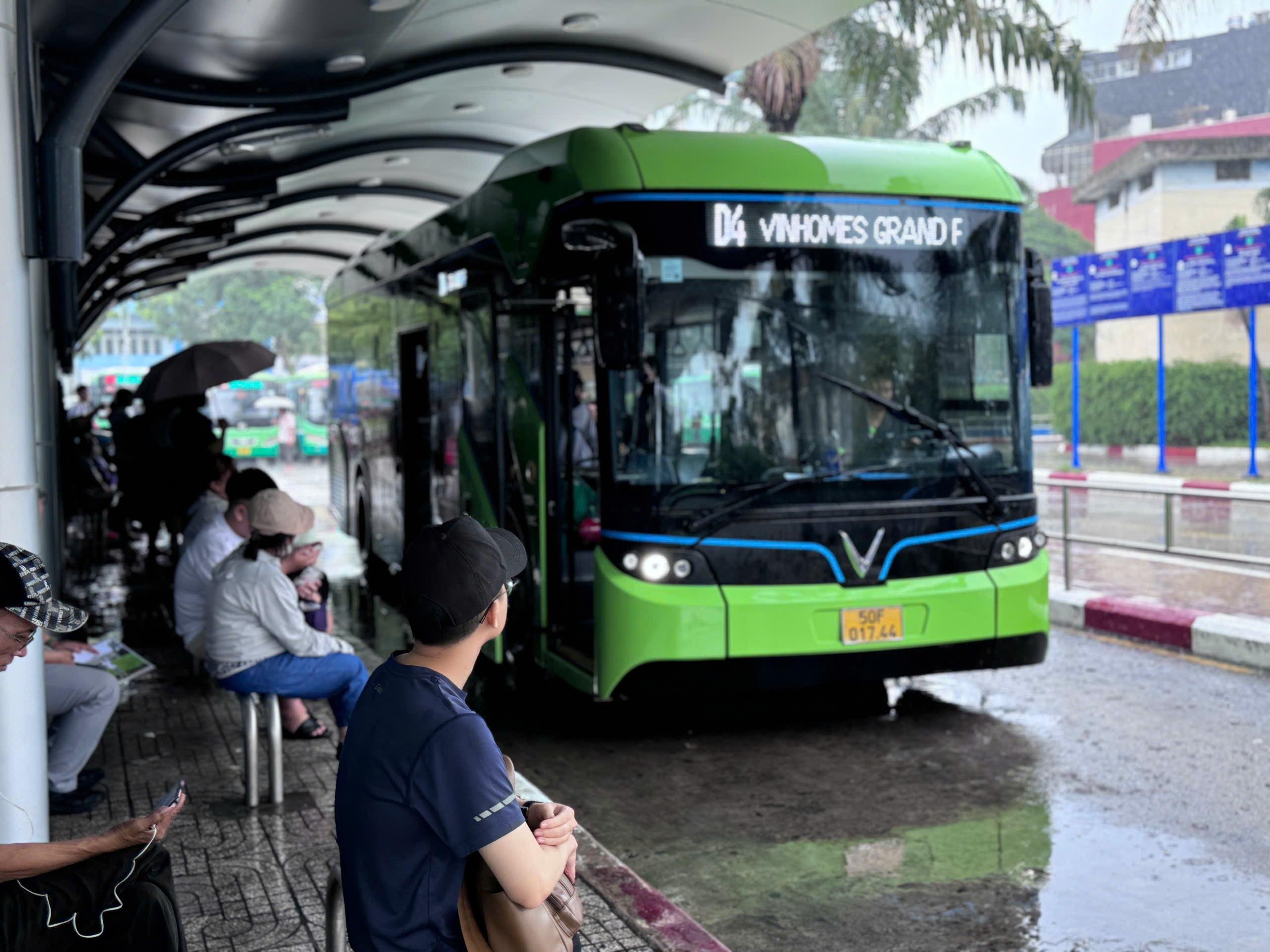 Xe buýt vẫn là phương tiện công cộng quen thuộc với nhiều học sinh, sinh viên và người lao động