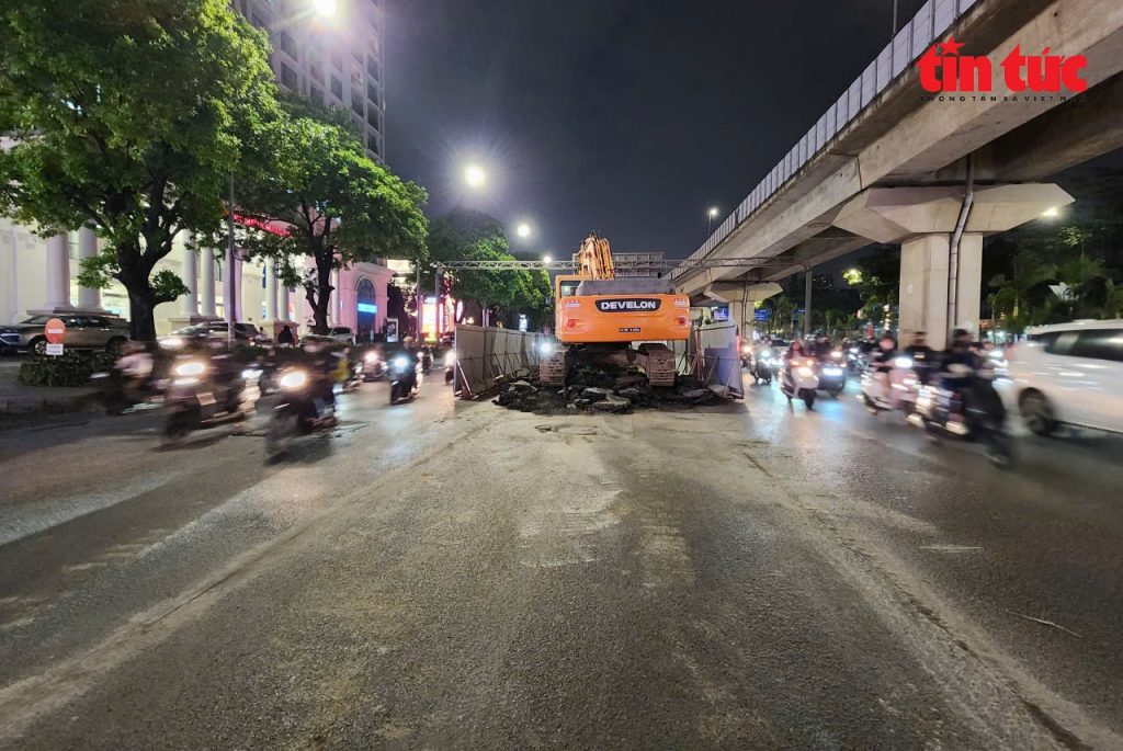 Lô cốt nằm giữa đường Nguyễn Trãi để phục vụ xây dựng công trình chống ngập