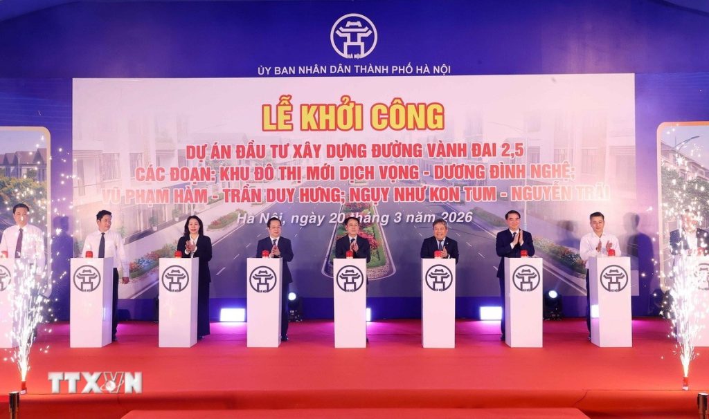 Các đại biểu thực hiện nghi thức khởi công 3 đoạn tuyến thuộc đường Vành đai 2,5. Ảnh- TTXVN