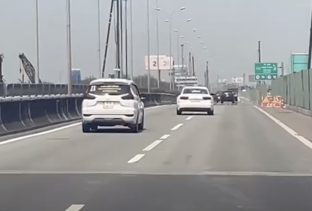 Chuyển làn nhưng không xi-nhan tiềm ẩn nhiều nguy cơ tai nạn.