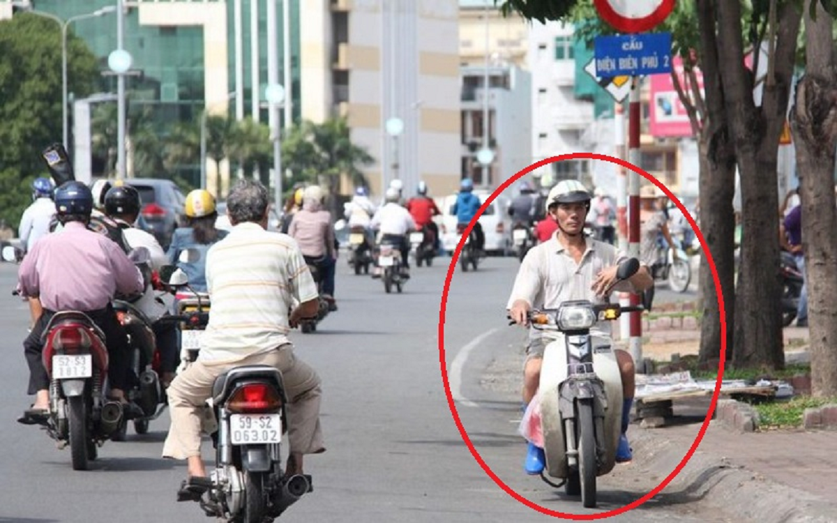 Điều khiển xe máy đi ngược chiều của đường một chiều sẽ bị phạt đến 6 triệu đồng. Ảnh minh họa.