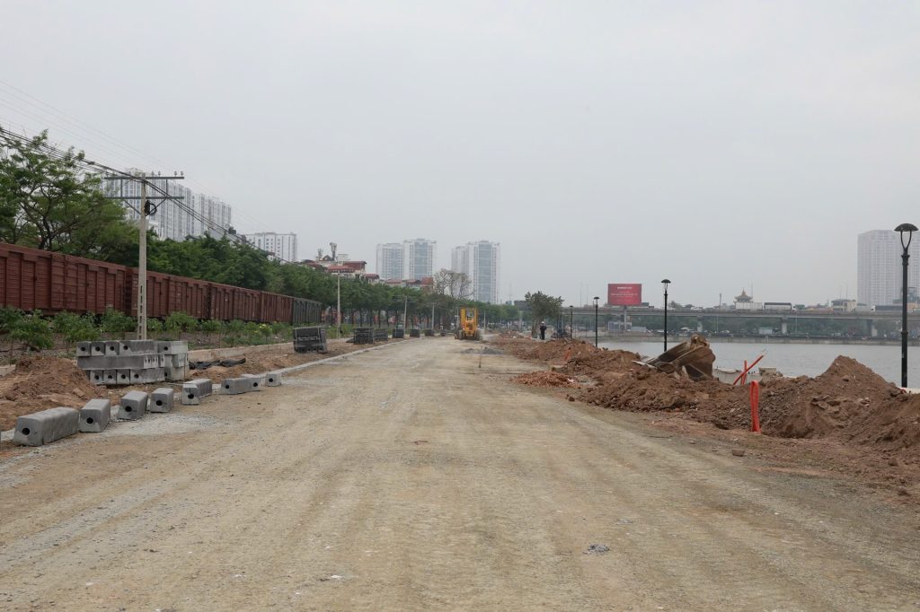 Hiện trạng tuyến đường giáp đường sắt Bắc - Nam và hồ Linh Đàm