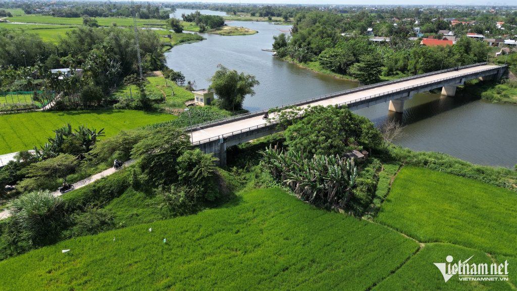 Không ít người chạy xe máy đã bị té ngã khi đi đường dẫn tạm để lên cầu Trà Đình vì độ dốc quá cao