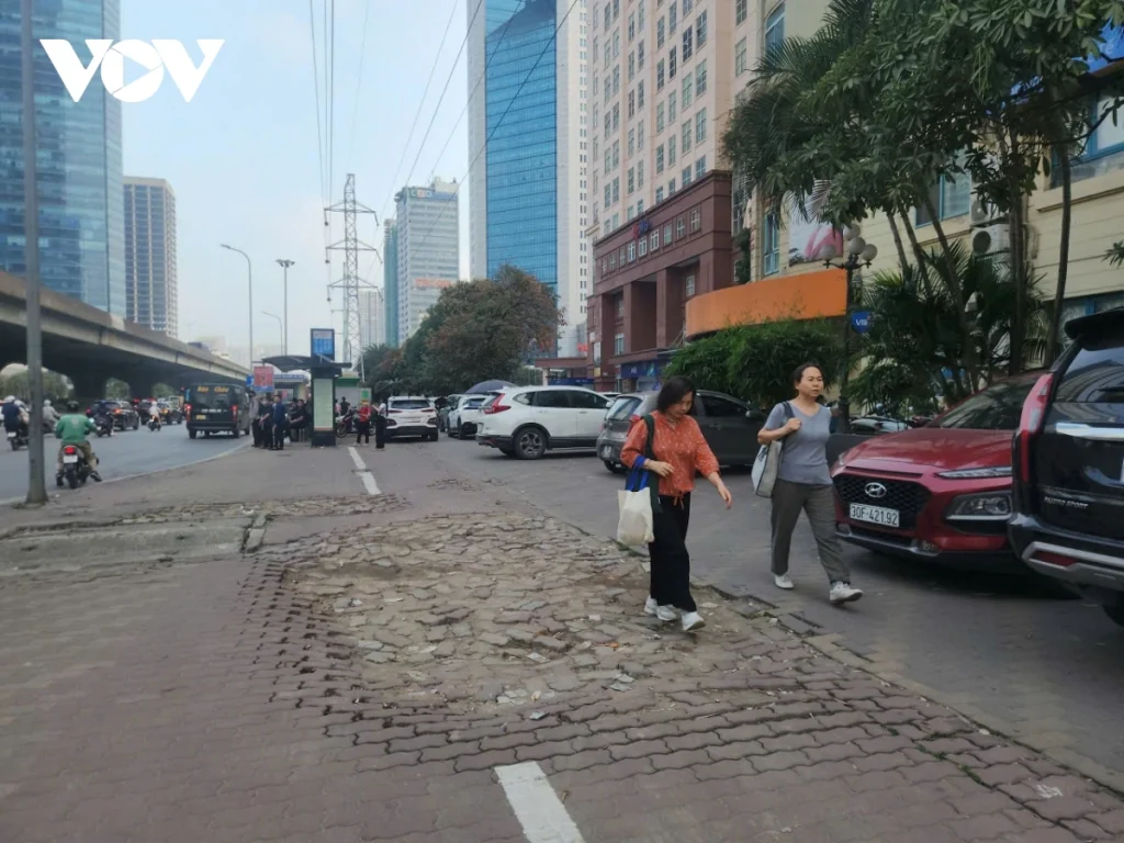 Nhiều tuyến vỉa hè Hà Nội hư hỏng nặng, cần sớm sửa chữa