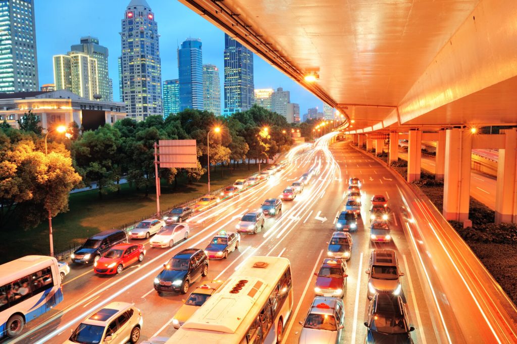 Việc vượt xe phải được thực hiện theo quy định luật giao thông và đảm bảo an toàn.